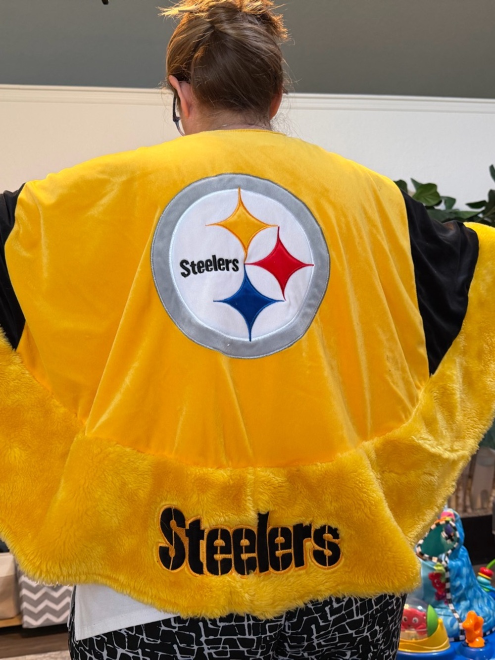 NFL Steelers Forever Collectibles Yellow White Plush Fleece Wrap Fan-Cape GUC